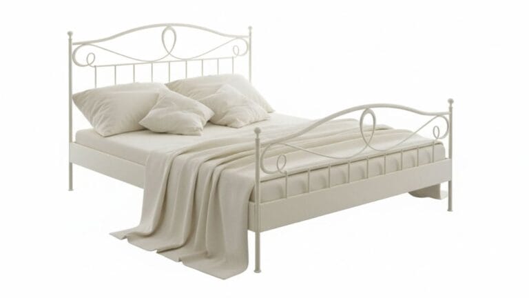 Ein elfenbeinfarbenes Bett mit einem Metallbettgestell und verspieltem Kopfteil. Zeitlos, elegant.